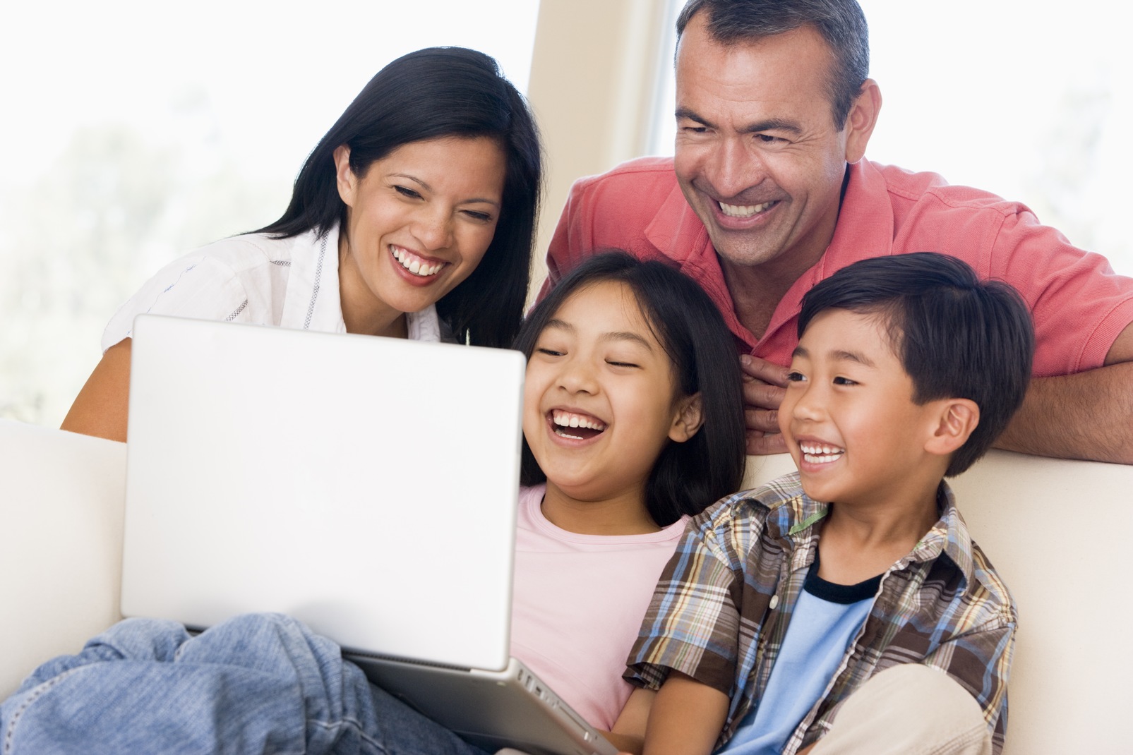 Parent tech. Дача семья улыбки ноутбук картинки. Family interaction Scene.